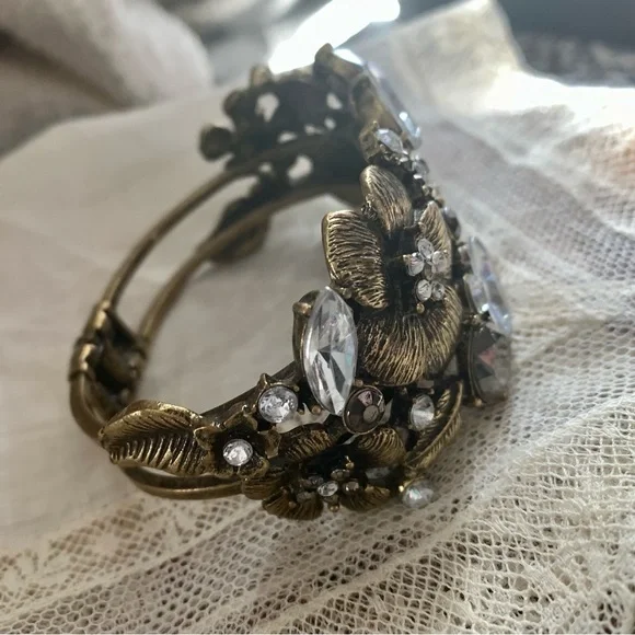 Elegant Antiqued Gold & Rhinestone Floral Clasp Bracelet Women’s Jewelry - Picture 9 of 11